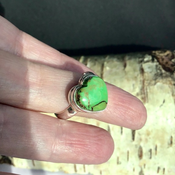 Green Turquoise Ring. Solid 925 Silver with Natural Green Turquoise Heart shape. - Picture 14 of 16